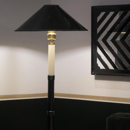 Monsieur George Hotel & Spa - Champs-Elysees Paris Ngoại thất bức ảnh Floor lamp
