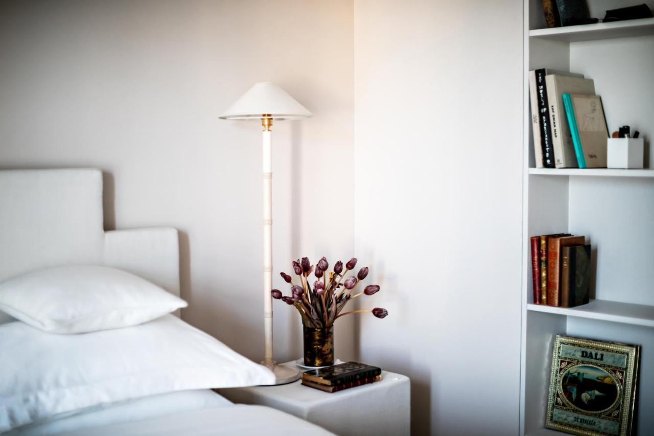 Monsieur George Hotel & Spa - Champs-Elysees Paris Ngoại thất bức ảnh A floor lamp