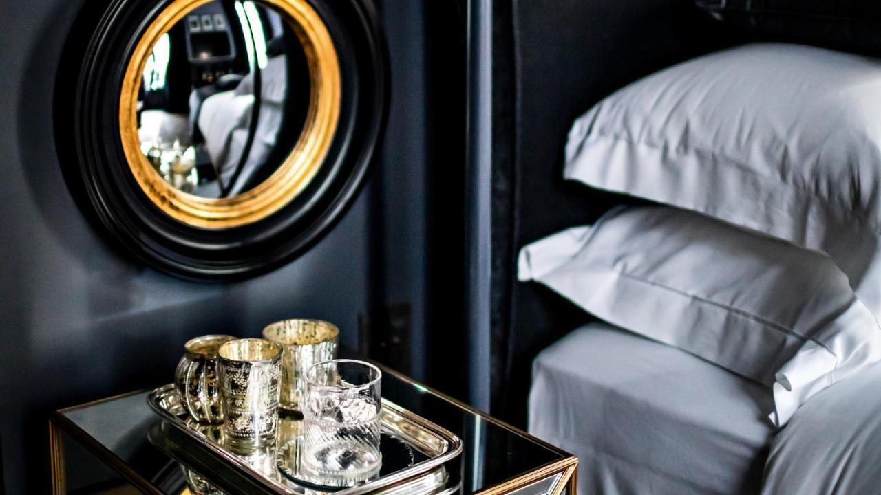 Monsieur George Hotel & Spa - Champs-Elysees Paris Ngoại thất bức ảnh A suite at the hotel