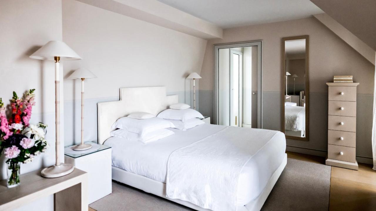 Monsieur George Hotel & Spa - Champs-Elysees Paris Ngoại thất bức ảnh A bedroom at the hotel