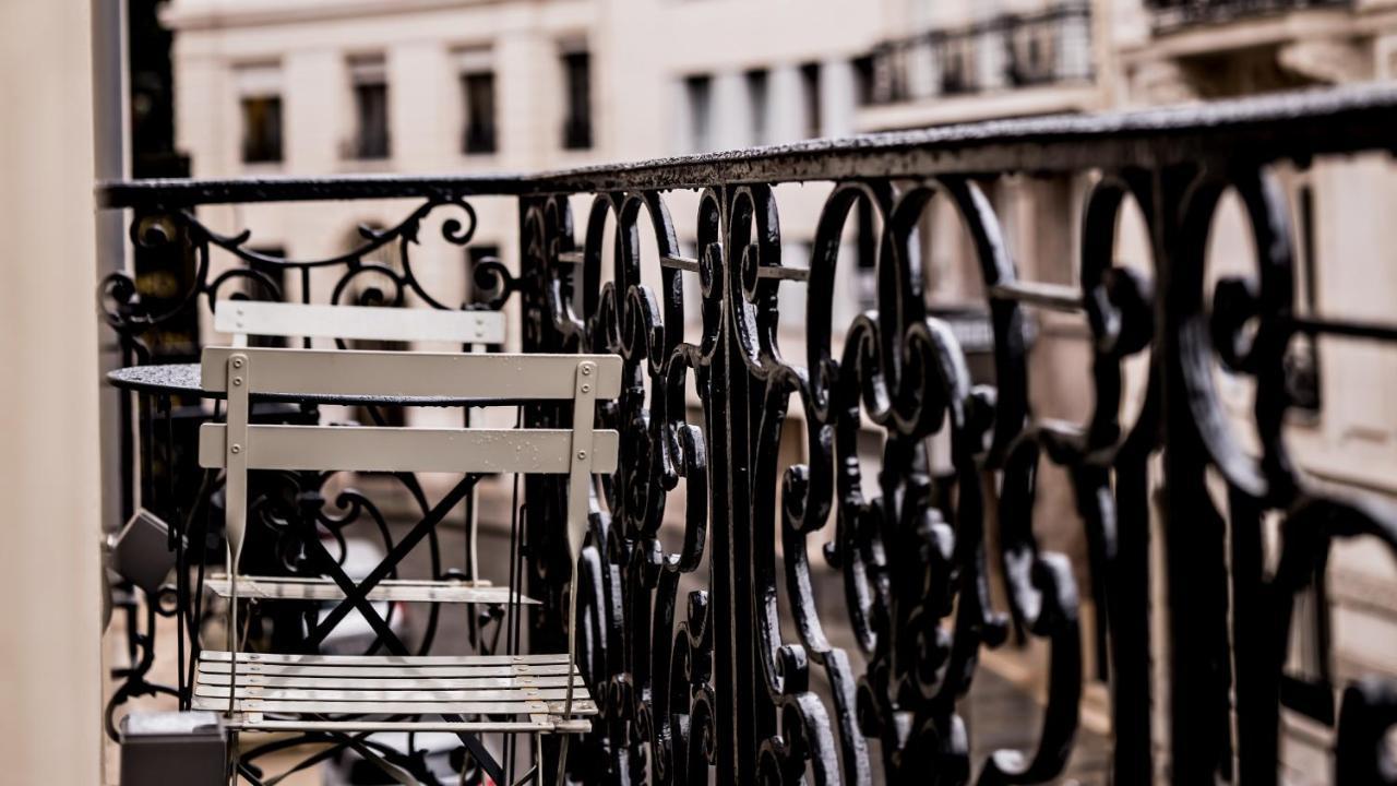 Monsieur George Hotel & Spa - Champs-Elysees Paris Ngoại thất bức ảnh Ironwork on the balcony of a house in Paris