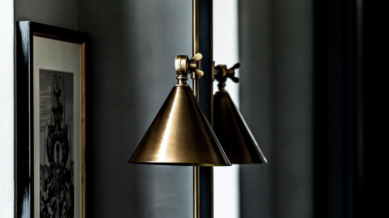 Monsieur George Hotel & Spa - Champs-Elysees Paris Ngoại thất bức ảnh A floor lamp