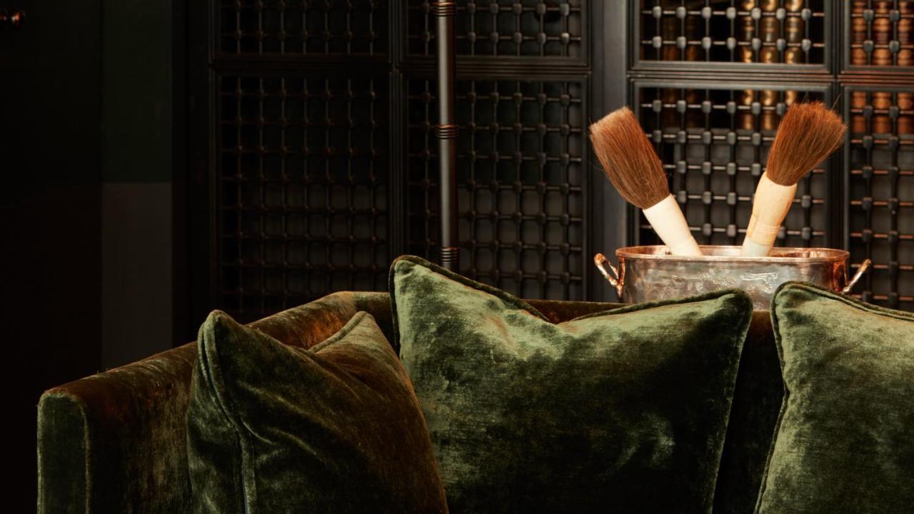 Monsieur George Hotel & Spa - Champs-Elysees Paris Ngoại thất bức ảnh A wine cellar