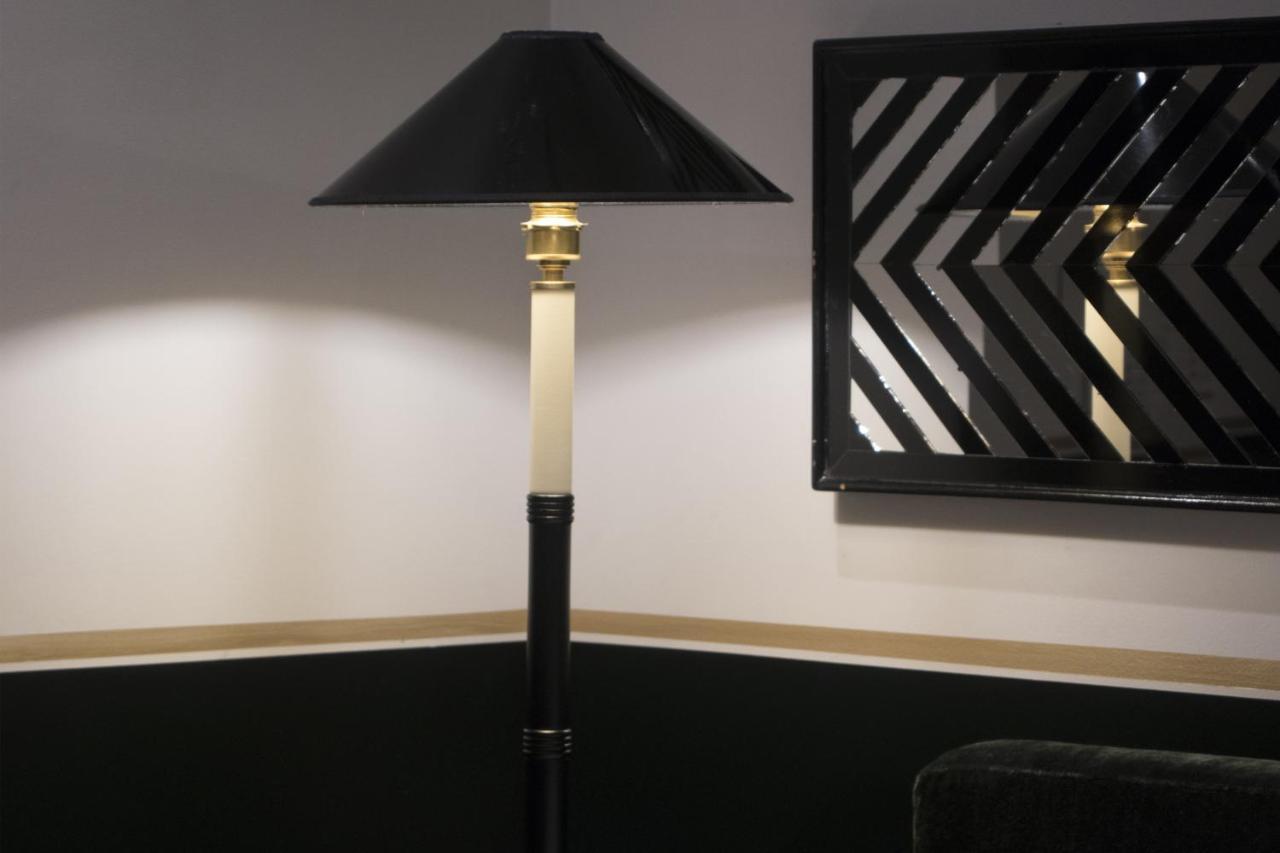 Monsieur George Hotel & Spa - Champs-Elysees Paris Ngoại thất bức ảnh Floor lamp